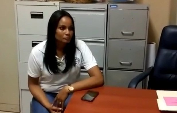 (vídeo+) Yo no soy una botella, dice profesora. Vea aquí su testimonio