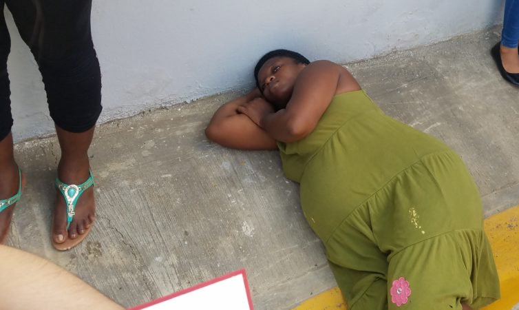 Video: Nacional haitiano denuncia no quieren atender a su esposa embarazada en Maternidad de Los Mina; doctor niega versión