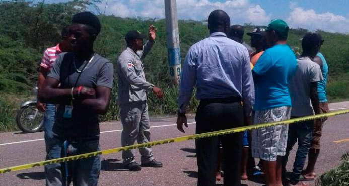 Varias personas observan el lugar donde ocurrió el accidente (Aneudi Tavarez )