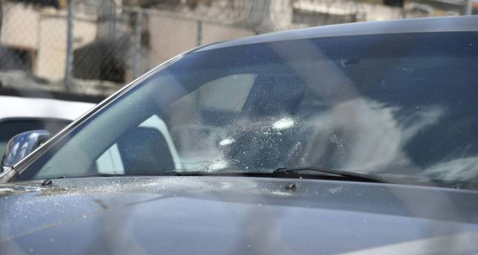 Policía frustra asalto a dealer; mata dos hombres, hiere uno y atrapa otro