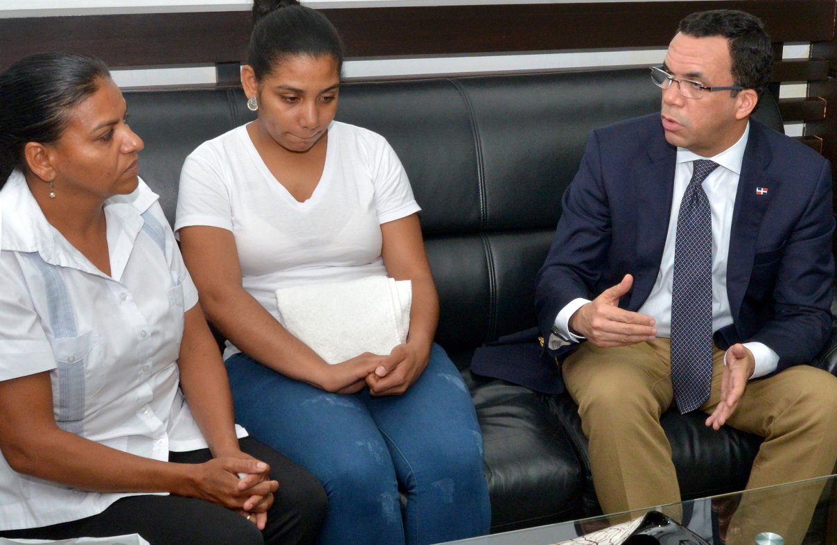 Navarro recibe familia maestra que se suicidó 1 navarro