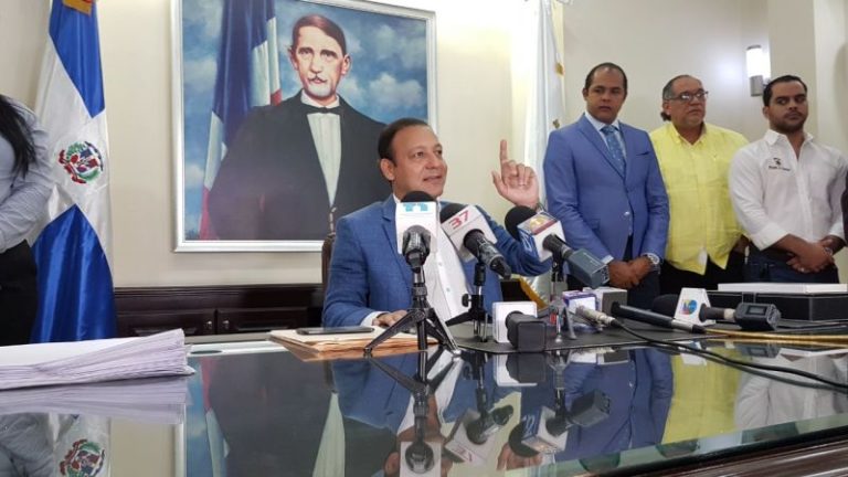 Abel Martínez dice que no aceptará chantajes de empresas no cumplan pagos