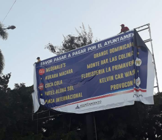 Abel Martínez coloca en gran valla nombres de empresas “mala paga”