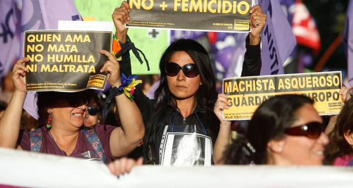 Miles de personas marchan en Santiago (Chile), en contra de la violencia machista. (EFE/ Elvis González)