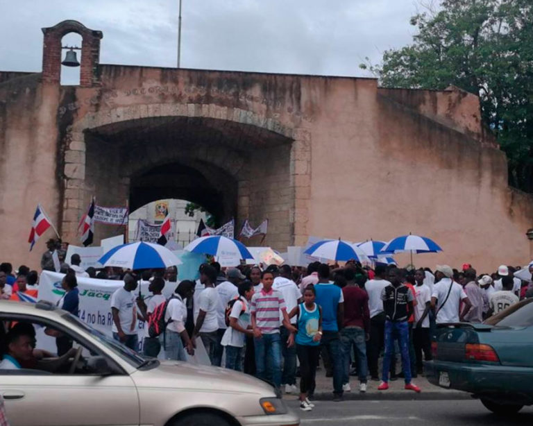 Haitianos se envalentonan ante las autoridades 1 Haitianos protestan en El Conde (Foto: FE).