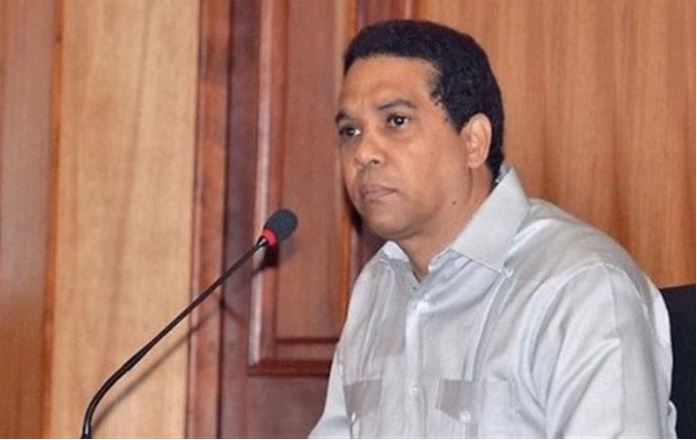 Juez ordena a Fiscalía arrestar cirujano Edgar Contreras