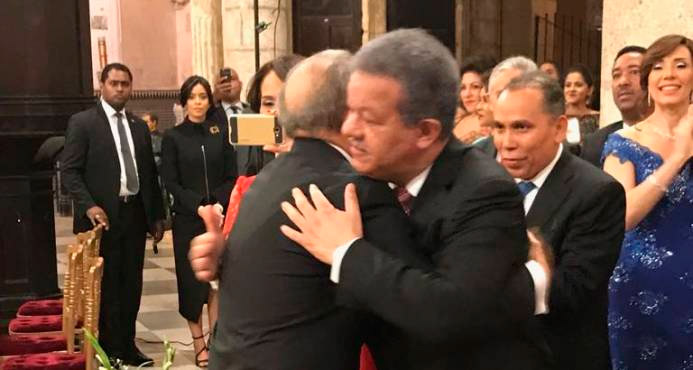 Abrazo de Leonel y Danilo aligera tensiones previo al encuentro peledeísta de este lunes