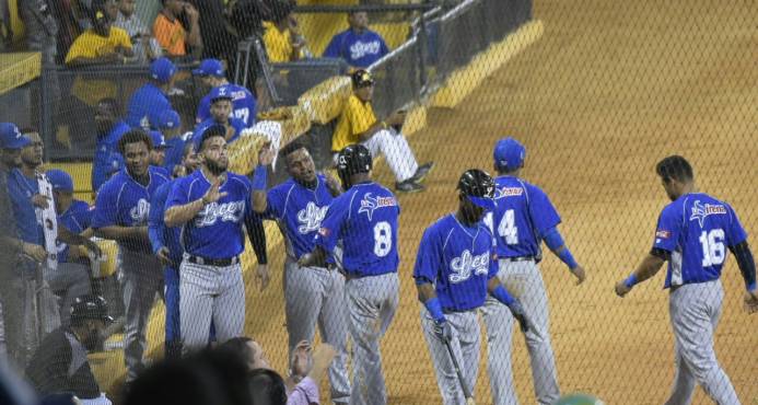 Licey derrota a las Aguilas; incendio suspende juego Leones-Gigantes 1 Licey derrota a las Aguilas; incendio suspende juego Leones-Gigantes