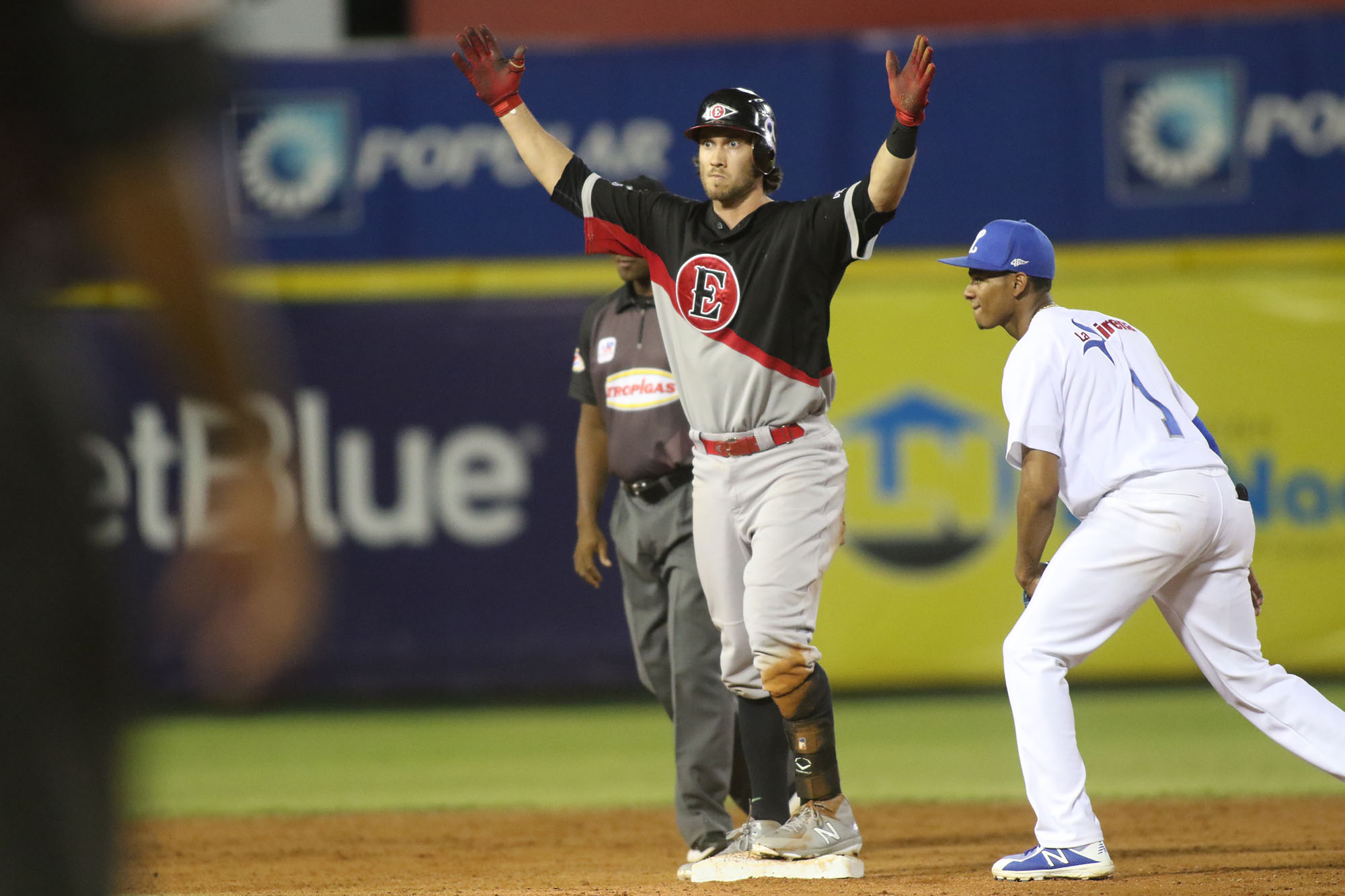 Leones vencen Licey y toman cuarto lugar, Estrellas están líderes 1 e