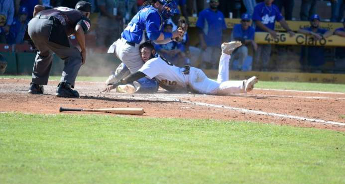 Águilas y Licey dividen honores; definirán hoy campeón del beisbol