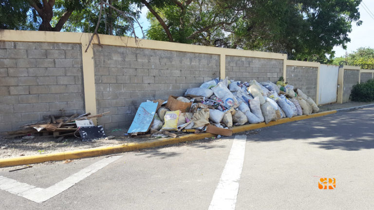 Basura ponen en peligro estudiantes de Las Caobas