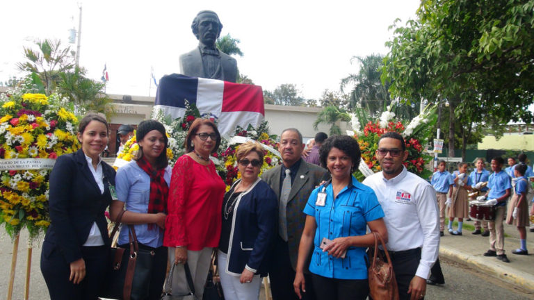 En el centro Miguel Ángel Núñez, a su derecha Tania Olivo a la izquierda Miguelina Vargas.