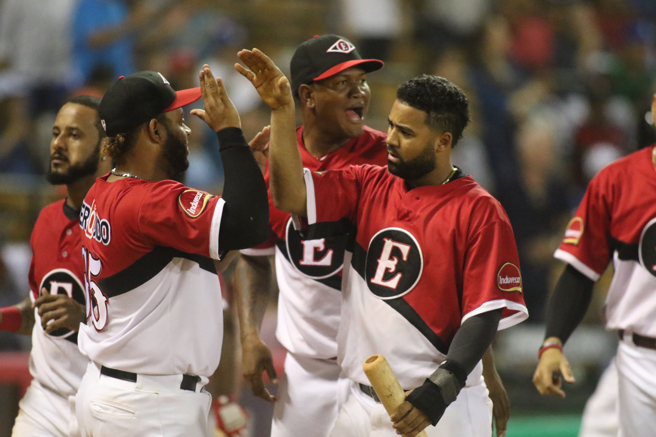 Jugadores Leones celebran triunfo