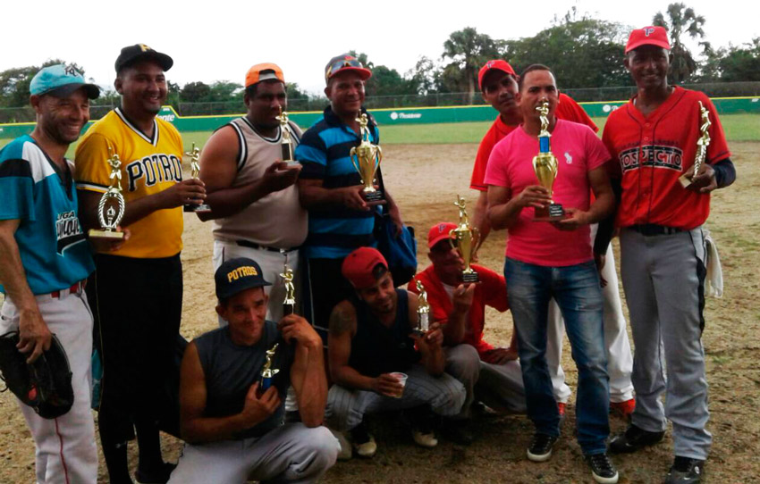 Realizan celebración de torneo de Softbol 1 Liga Ramon Vargas sobresalientes 2017