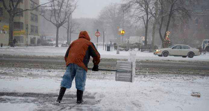 “Esto es como los ciclones que ocurren allá, pero con nieve. Hay mucho viento, una brisa que te tumba, la nieve está cayendo y se acumula por todas partes, hasta en los ojos, no puedes caminar bien, sientes que los pies se te hunden”, relató Freites quien realizó una serie de fotos del entorno del Bronx, cerca del tren número 4 , en Kingsbridge. (Diario Libre/ Bayoan Freites)