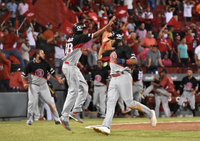 Escogido se sacude y se coloca en segundo; Licey se impone a Aguilas