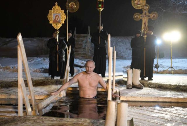 Vladimir Putin se baña en lago helado para celebrar la Epifanía