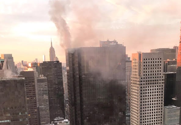 NUEVA YORK: Se incendia techo de la Torre Trump, en la Quinta Avenida