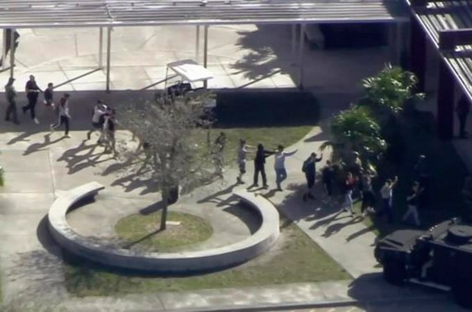 Un tiroteo deja entre 20 y 50 heridos en escuela de Florida, EEUU 1 Tiroteo escuela florida FE