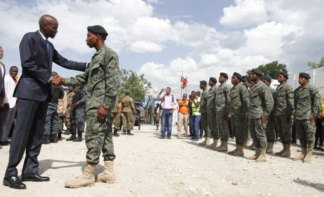 Presidente de Haití nombra a integrantes del Estado Mayor de sus nuevas Fuerzas Armadas