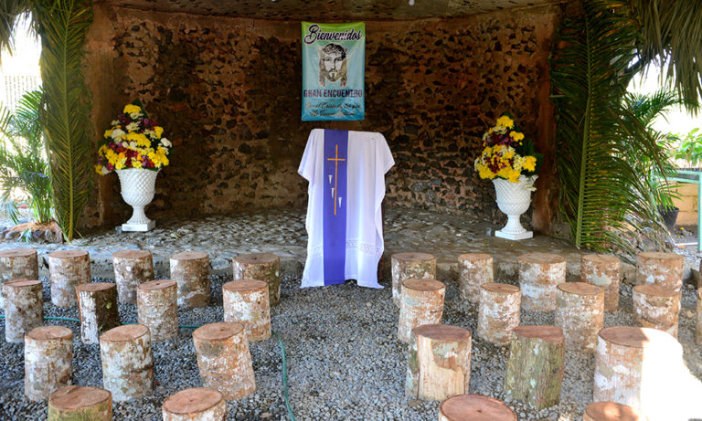 Padre Rogelio Cruz creó su propia capilla
