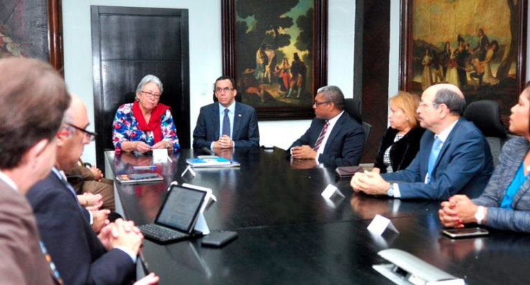 Acuerdan vacunar en todas las escuelas de la frontera