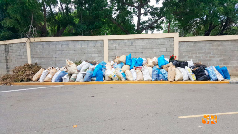 Basura arropa inmediaciones centro educativo en Las Caobas