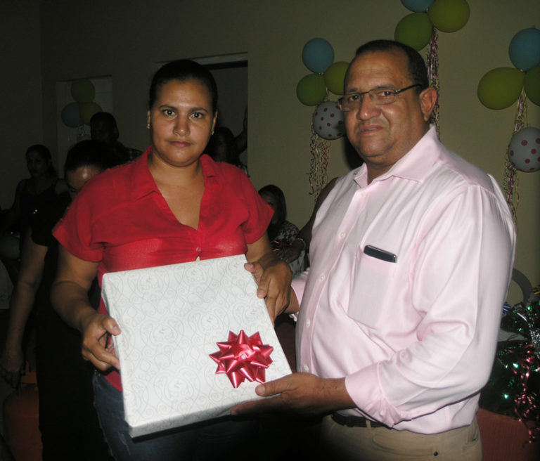 Empresario Tine Báez entrega enseres del hogar y en metálicos a mujeres de Bonao en el Día de las Madres