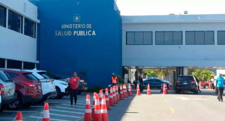 Empleados de Salud Pública exigen pago de cuatro meses en atraso salarial