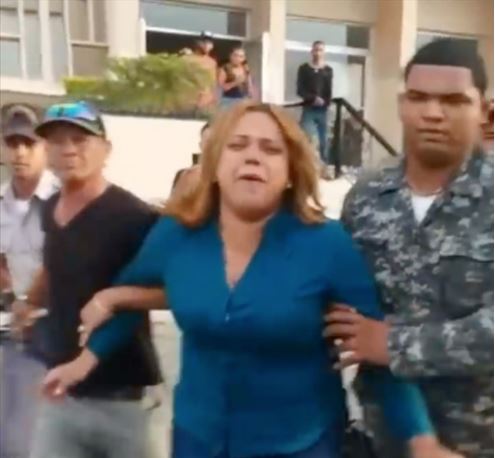 (Vídeo) Exdirectora de la Juventud acusa a Gobernador de abuso de poder y haberla hecho abortar