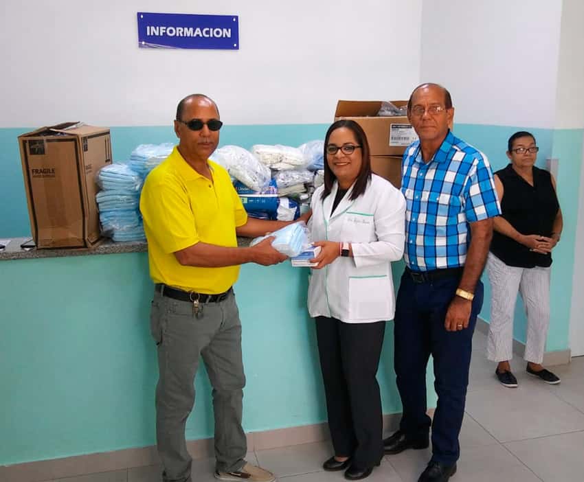 Club Deportivo y Cultural SR en New York entrega utensilios 1 Juan Guzman Dra Ingris Bueno