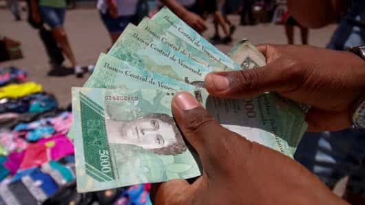 Venezolanos dinero