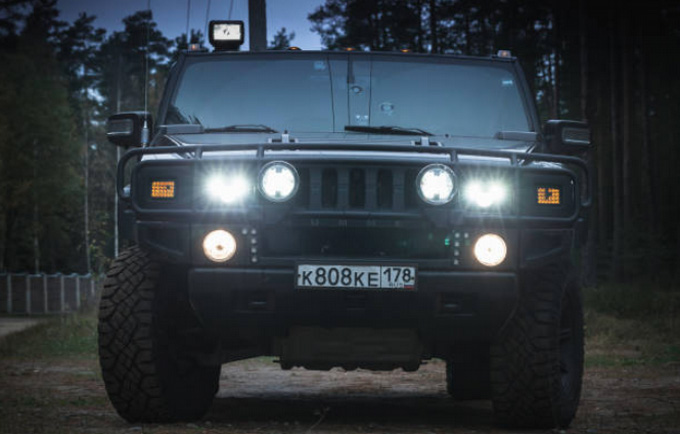 Un salario mínimo será la multa del Intrant por uso de luces LED; usuarios critican medida