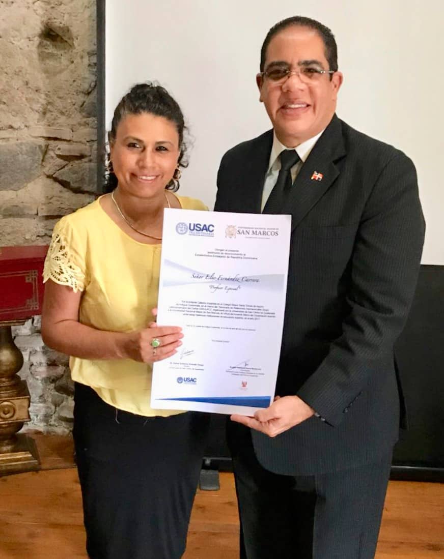 Universidad San Carlos reconoce como Profesor Especial a Embajador Dominicano en Guatemala 1 Elic fernandez reconocimiento embajador