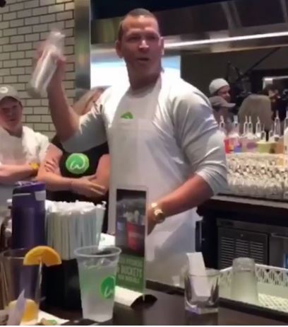 Alex Rodríguez pierde una apuesta y trabaja en un restaurante por un día