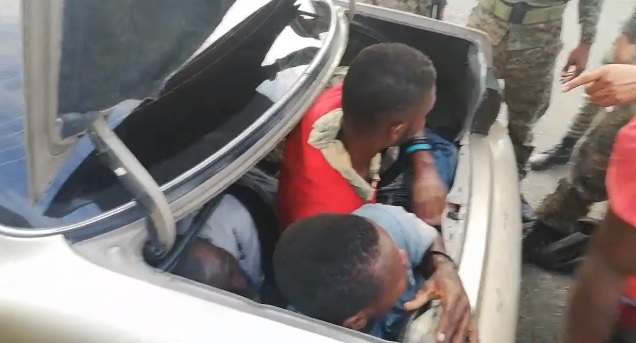 (Vídeo) Detienen más de una decena de haitianos ilegales dentro de un carro en San Juan