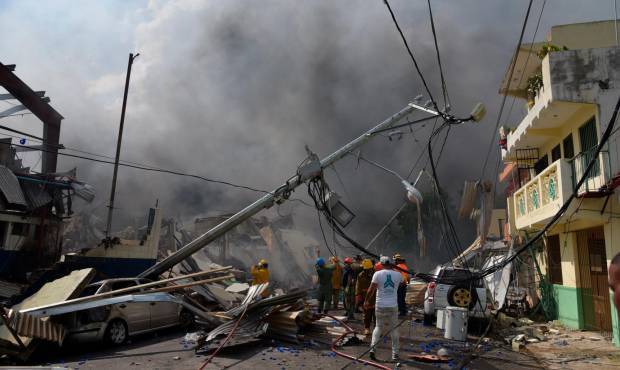 Suben a 6 muertos por explosión en fábrica de plásticos Santo Domingo