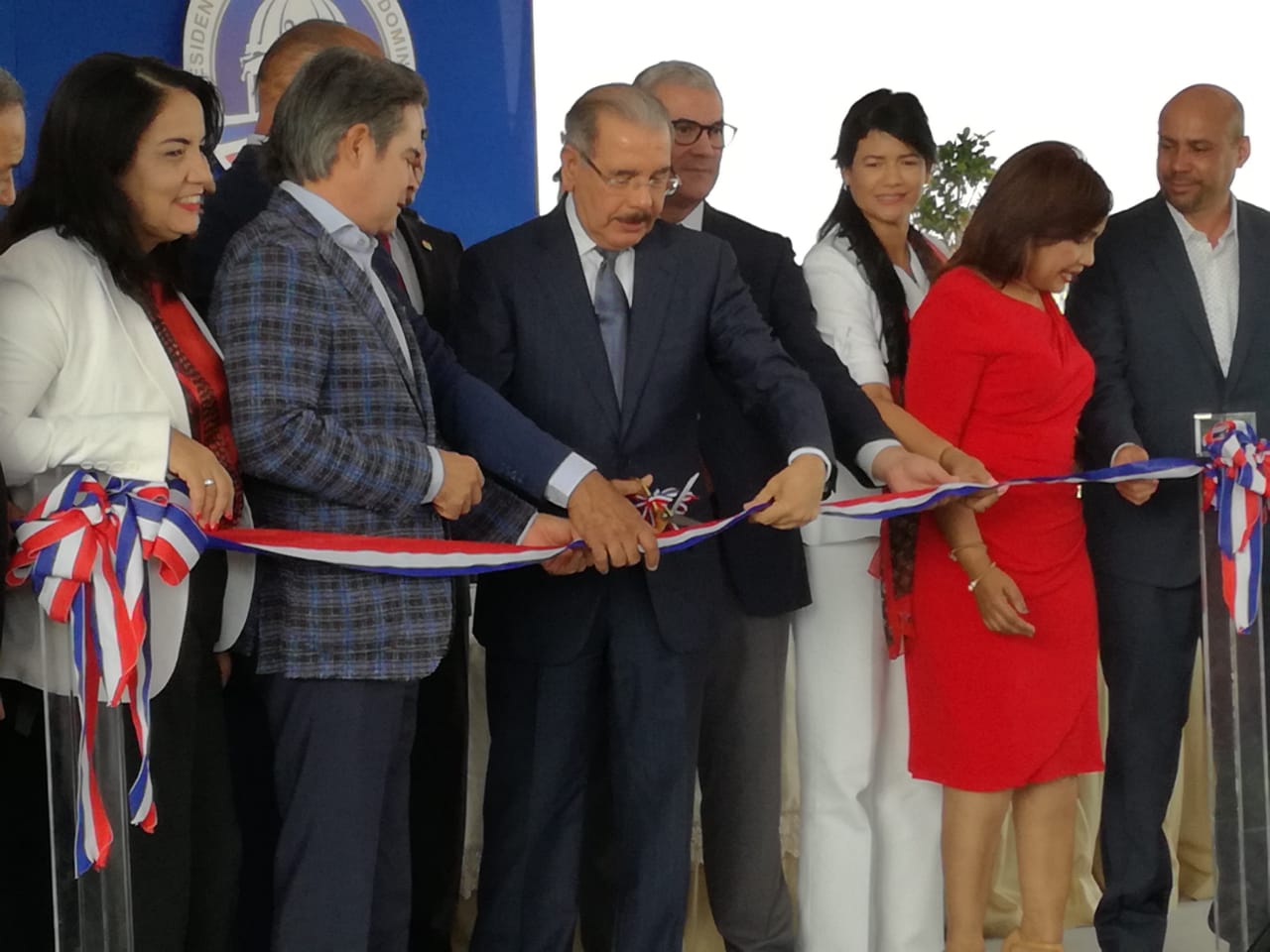 Gobierno entrega carreteras