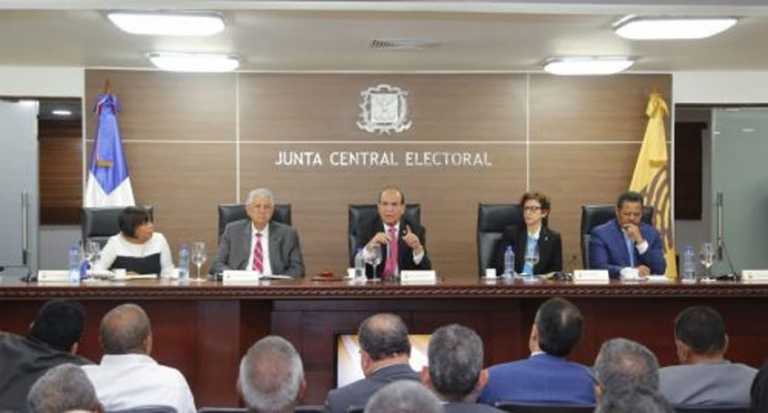JCE y partidos reducen 40 millones de pesos a primarias limitando uso urnas 2 JCE y partidos reducen 40 millones de pesos a primarias limitando uso urnas