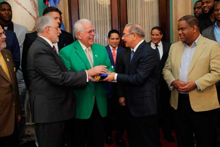 Presidente augura éxitos a las Estrellas en la Serie del Caribe