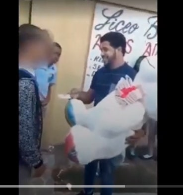 Un estudiante recibe regalo de su enamorado en liceo; investigan ingreso sin autorización