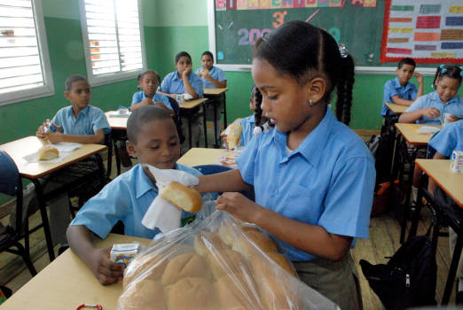 Panaderos entregarán los panes y las galletas del desayuno escolar 2 Panaderos entregarán los panes y las galletas del desayuno escolar