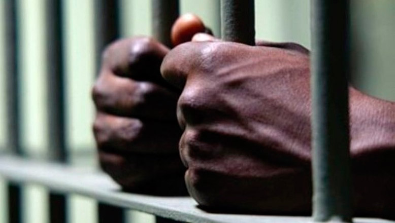 Detienen supuesto brujo haitiano estafó dominicano con cinco millones de pesos 1 Manos preso reja FE
