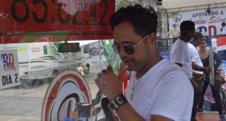 (VIDEOS) Tras cinco días cantando, Carlos Silver a ley de horas para lograr récord Guinness