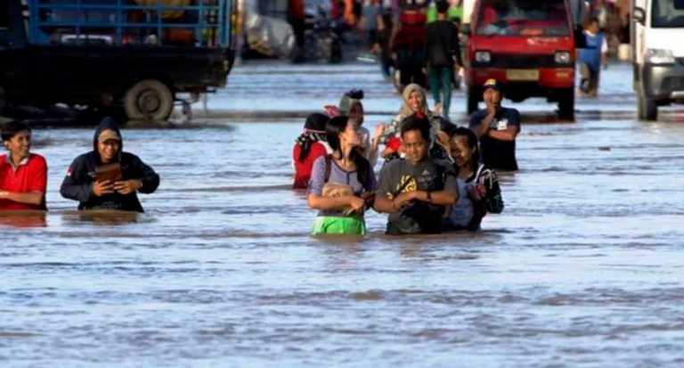 Al menos 17 muertos y 9 desaparecidos por inundaciones en Indonesia