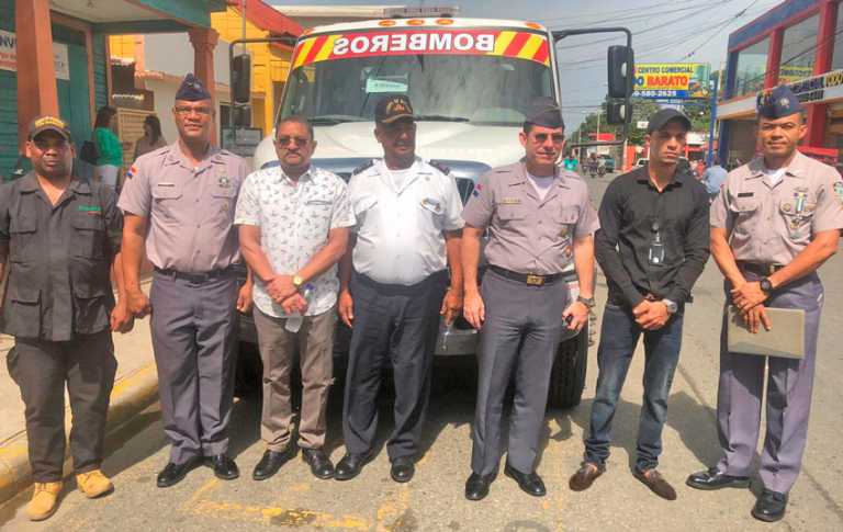General Goico entrega accesorios para camión bombero