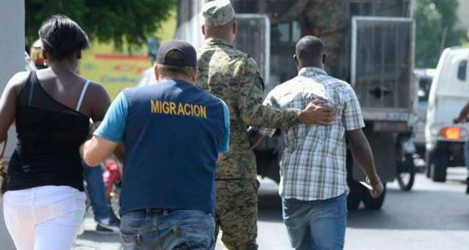 Migración detiene 2,352 extranjeros; deporta 1,787 hacia Haití