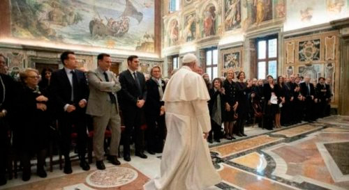 El Papa llama a periodistas a no ser “bocinas” de quienes tienen más poder