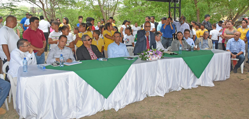 Visita sorpresa Caobas mesa honor