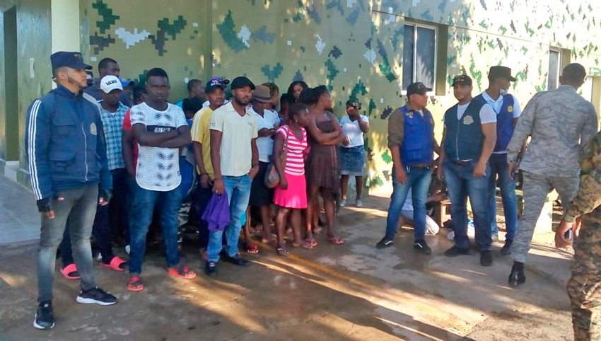 Migracion detiene haitianos FE